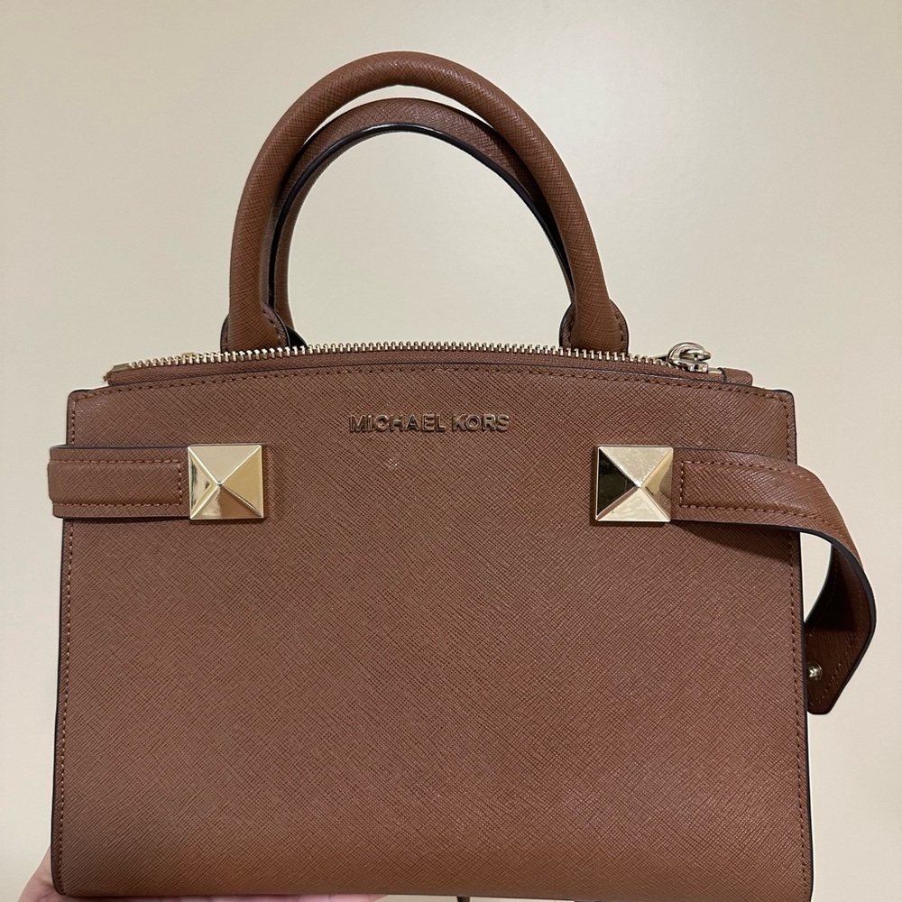 Brown Michael Kors cross body bag. Adjustable straps.